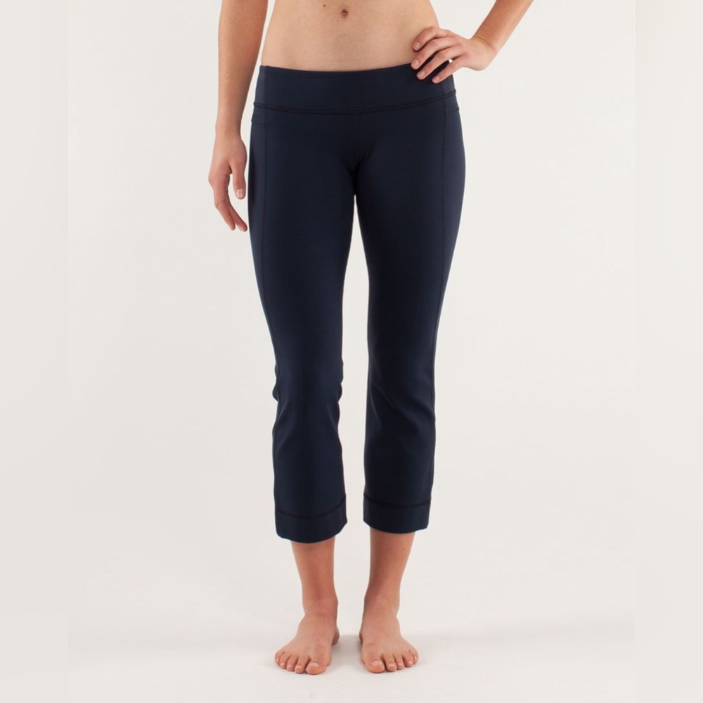 SOLD Lululemon Power Up Crop in Inkwell Size 6 - Picture 2 of 10
